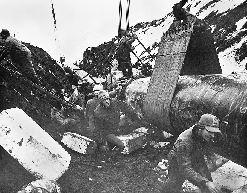 Men working on the Alaska pipeline